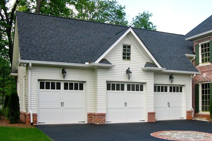 Colonial house on slope garage design